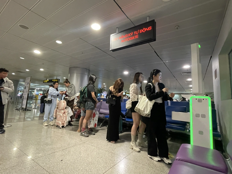 Khach nhap canh Tan Son Nhat long ngong truoc thu tuc tu dong-Hinh-2