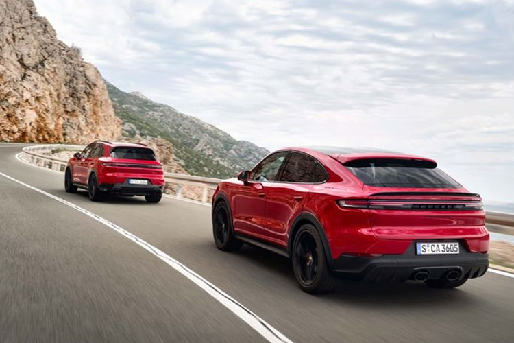 Mức giá xe Porsche Cayenne 2025 khởi điểm là 86.695 USD (tương đương 2,21 tỷ đồng), tăng 5.845 USD. Trong khi đó, biến thể cao cấp nhất là Cayenne Turbo GT có giá lên tới 205.795 USD (khoảng 5,2 tỷ đồng).
