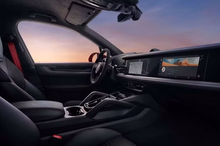 Trong khi đó, phiên bản Cayman Turbo E-Hybrid được bổ sung tùy chọn màu xám đậm Turbonite độc quyền. Trang bị vận hành của Porsche Cayenne 2025 không có sự thay đổi so với phiên bản tiền nhiệm. 