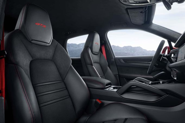 Cayenne bản tiêu chuẩn được trang bị động cơ V6 tăng áp 3.0 lít sản sinh công suất 348 mã lực và mô-men xoắn 500Nm.