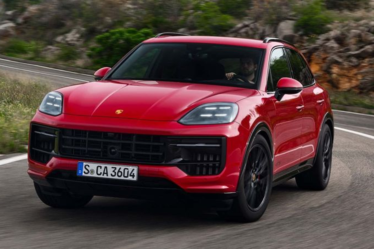 Cụ thể trên mẫu xe SUV Porsche Cayenne 2025, một số trang bị bao gồm đèn viền nội thất, camera quan sát xung quanh hỗ trợ đỗ xe chủ động, hệ thống lọc không khí và cửa hít sẽ có mặt trên tất cả các phiên bản của Cayenne, thay vì là tùy chọn nâng cấp như ở phiên bản trước.