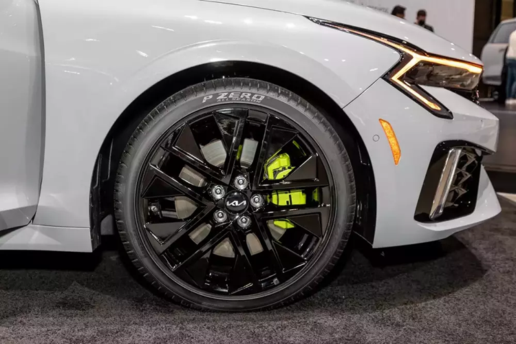 Chưa hết, mẫu xe sedan Kia K5 2025 còn được bổ sung những chi tiết ngoại thất mới khác như vành la-zăng và đèn hậu. Trong đó, cụm đèn hậu LED được thiết kế nằm vắt ngang đuôi xe và có tạo hình lấy cảm hứng từ bản đồ sao, tương tự dải đèn LED định vị ban ngày. Cản sau của xe được cải tiến nhẹ với sự biến mất của 2 khe gió giả.