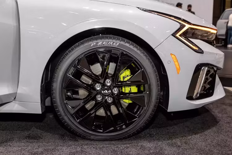 Chưa hết, mẫu xe sedan Kia K5 2025 còn được bổ sung những chi tiết ngoại thất mới khác như vành la-zăng và đèn hậu. Trong đó, cụm đèn hậu LED được thiết kế nằm vắt ngang đuôi xe và có tạo hình lấy cảm hứng từ bản đồ sao, tương tự dải đèn LED định vị ban ngày. Cản sau của xe được cải tiến nhẹ với sự biến mất của 2 khe gió giả.