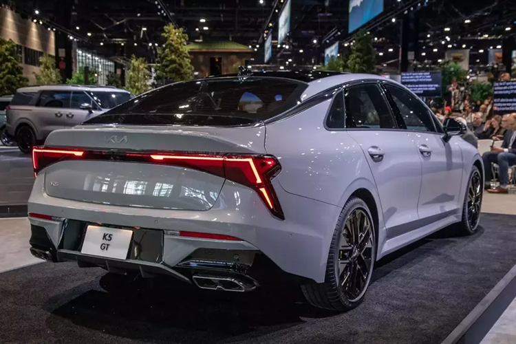 Động cơ đi kèm với hệ dẫn động cầu trước và hộp số tự động 8 cấp tiêu chuẩn. Trong khi đó, hệ dẫn động 4 bánh toàn thời gian là trang bị tùy chọn ở bản GT-Line.