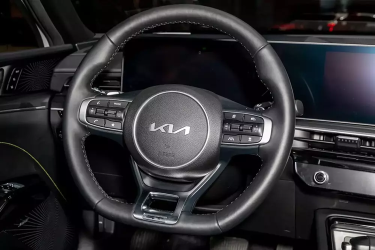 Ở bản GT, Kia K5 mới có thêm hệ thống âm thanh Bose, ghế lái chỉnh điện 10 hướng, chìa khóa kỹ thuật số, sưởi vô lăng và gương chiếu hậu gập điện. Hệ thống kiểm soát hành trình thích ứng dựa trên định vị, công nghệ hỗ trợ lái trên cao tốc, camera 360 độ và hỗ trợ tránh va chạm khi lùi đỗ xe cũng là trang bị tiêu chuẩn của Kia K5 GT 2025.