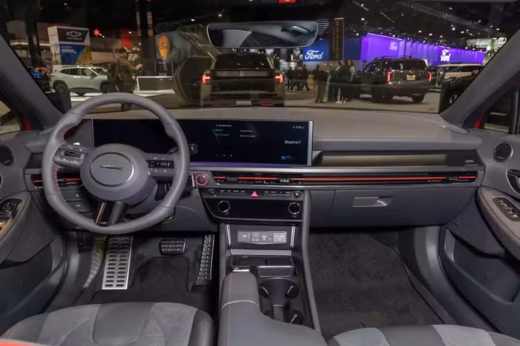 Bên trong xe, mẫu sedan cỡ D này được trang bị màn hình cảm ứng trung tâm 12,3 inch tiêu chuẩn. Bản cao cấp sẽ có thêm màn hình cong mới trên mặt táp-lô, tích hợp bảng đồng hồ kỹ thuật số 12 inch và màn hình cảm ứng trung tâm.