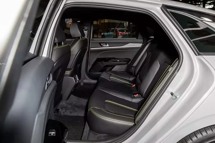 Trong đó, bản LSX thấp nhất có thêm nhiều tính năng tiêu chuẩn mới như cảm biến hỗ trợ đỗ xe trước/sau, hệ thống kiểm soát hành trình thích ứng và hỗ trợ tránh va chạm phía trước. Bản GT-Line có thêm gói Premium Package với cửa sổ trời toàn cảnh Panorama, đèn LED nội thất và hệ thống âm thanh Bose 12 loa.