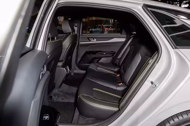 Trong đó, bản LSX thấp nhất có thêm nhiều tính năng tiêu chuẩn mới như cảm biến hỗ trợ đỗ xe trước/sau, hệ thống kiểm soát hành trình thích ứng và hỗ trợ tránh va chạm phía trước. Bản GT-Line có thêm gói Premium Package với cửa sổ trời toàn cảnh Panorama, đèn LED nội thất và hệ thống âm thanh Bose 12 loa.