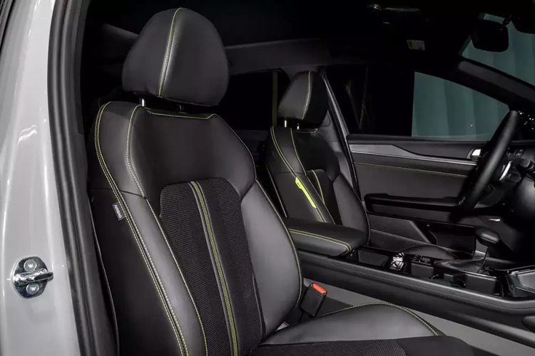 Thêm vào đó là tính năng cập nhật phần mềm qua Wifi, hỗ trợ kết nối Apple CarPlay/Android Auto không dây, cụm điều khiển trung tâm tái thiết kế, cửa cốp chỉnh điện và ghế sau gập 60:40. Ở thị trường Mỹ, Kia K5 2025 có tổng cộng 3 phiên bản là LXS, GT-Line và GT.