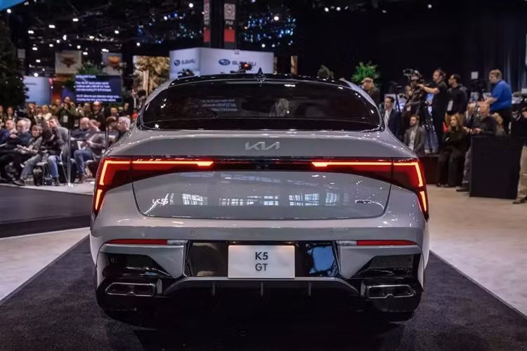 Riêng bản GT cao cấp nhất tiếp tục dùng động cơ xăng 4 xi-lanh, tăng áp, dung tích 2.5L với công suất tối đa 290 mã lực và mô-men xoắn cực đại 421 Nm như cũ. Động cơ này cũng đồng hành cùng hộp số tự động 8 cấp và hệ dẫn động cầu trước. Hiện giá xe Kia K5 2025 tại thị trường Mỹ vẫn chưa được công bố.