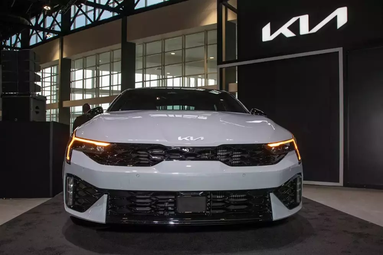 Được áp dụng ngôn ngữ thiết kế mới của thương hiệu Kia, mẫu sedan hạng trung này sở hữu dải đèn LED định vị ban ngày kiêm đèn báo rẽ lấy cảm hứng từ bản đồ sao, đèn pha LED nhỏ gọn hơn, lưới tản nhiệt "mũi hổ" đặc trưng với mắt lưới hình tổ ong, cản trước thể thao hơn với tạo hình đôi cánh và khe gió giả cỡ lớn ở hai góc, trang trí bằng nẹp mạ crôm nằm dọc.