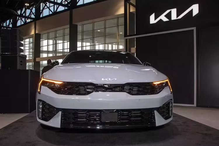 Được áp dụng ngôn ngữ thiết kế mới của thương hiệu Kia, mẫu sedan hạng trung này sở hữu dải đèn LED định vị ban ngày kiêm đèn báo rẽ lấy cảm hứng từ bản đồ sao, đèn pha LED nhỏ gọn hơn, lưới tản nhiệt "mũi hổ" đặc trưng với mắt lưới hình tổ ong, cản trước thể thao hơn với tạo hình đôi cánh và khe gió giả cỡ lớn ở hai góc, trang trí bằng nẹp mạ crôm nằm dọc.