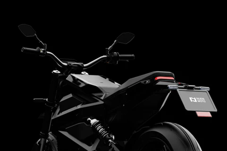 Xe máy điện Nuen N1-S sở hữu các công nghệ hỗ trợ lái an toàn như: phanh ABS hai kênh và cơ chế phanh tái sinh. Bên cạnh đó, xe cũng có tính năng đi lùi và ga tự động (Cruise Control) cùng khả năng chống nước đạt tiêu chuẩn IP67 cho phép xe di chuyển trong điều kiện ngập nước tối đa 30 phút ở mức nước không quá 50 cm.