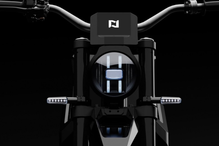 Theo đó, N1-S sở hữu form dáng dạng urban scrambler với thiết kế tinh gọn, hiệu suất vượt trội cùng tính thẩm mỹ sắc nét. Xe có kích thước lớn hơn so với các mẫu xe máy phổ thông với chiều dài 2.070 mm, chiều dài cơ sở 1.450 mm, độ cao gầm 175 mm và trọng lượng 165 kg.