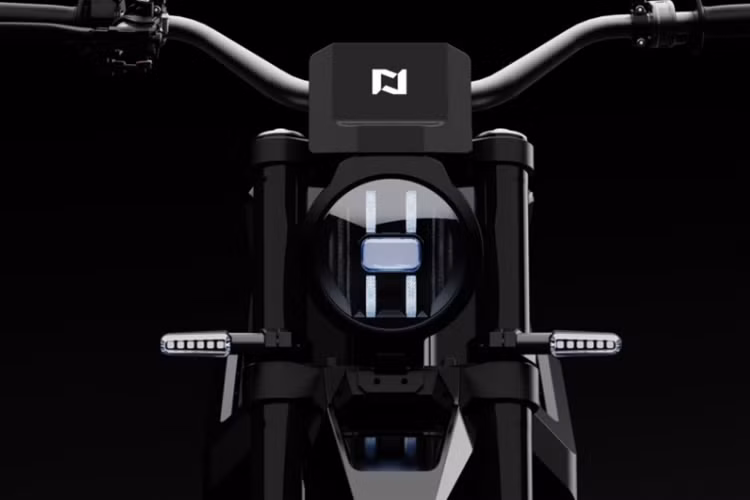 Theo đó, N1-S sở hữu form dáng dạng urban scrambler với thiết kế tinh gọn, hiệu suất vượt trội cùng tính thẩm mỹ sắc nét. Xe có kích thước lớn hơn so với các mẫu xe máy phổ thông với chiều dài 2.070 mm, chiều dài cơ sở 1.450 mm, độ cao gầm 175 mm và trọng lượng 165 kg.