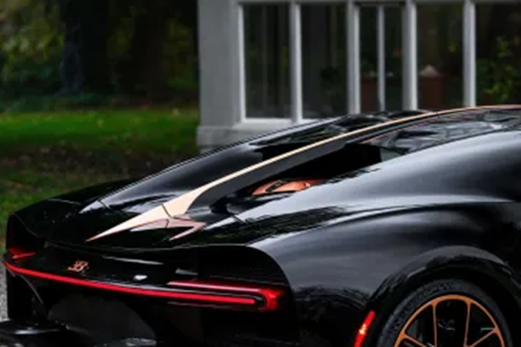 "Ông hoàng tốc độ" Bugatti Chiron được trang bị khối động cơ W16 (với 2 động cơ V8 xếp thành hình chữ W), dung tích 8.0 lít, 4 bộ tăng áp, sản sinh công suất tối đa lên đến 1.500 mã lực và mô-men xoắn cực đại đạt 1.600 Nm.
