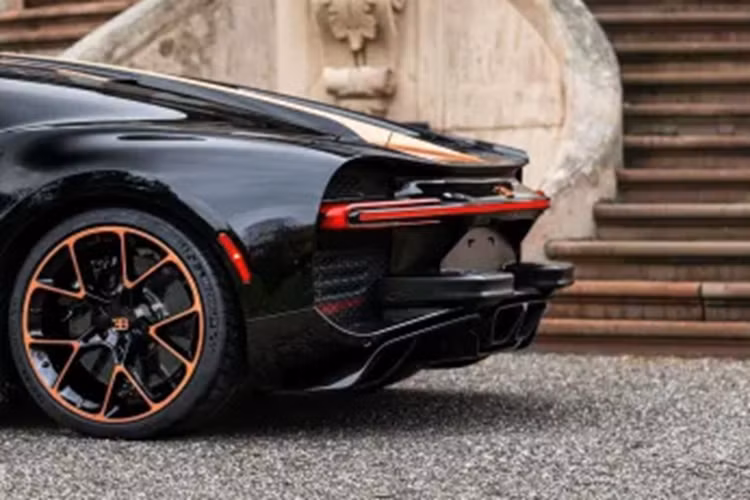 Đáng tiếc là trong tổng 500 xe, các đại gia Việt vẫn chưa mua chiếc Bugatti Chiron nào, dù có 1 thời gian cư dân mạng đồn rằng 1 đại gia trong nước đã tậu Bugatti Chiron Super Sport, nhưng đến nay, chưa có động thái gì, còn người bạn láng giềng là Campuchia đã có 4 chiếc, 2 xe trong số đó thuộc bản khá đắt đỏ.