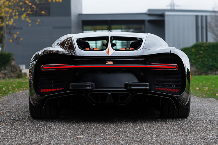 Siêu phẩm Bugatti Chiron chỉ mất thời gian 2,5 giây để tăng tốc từ vị trí xuất phát lên 100 km/h trước khi đạt vận tốc tối đa 420 km/h. Theo một kênh YouTube tính toán, siêu xe đắt đỏ này có giá khoảng 3 triệu USD (khoảng hơn 70 tỷ đồng) khi mua mới.