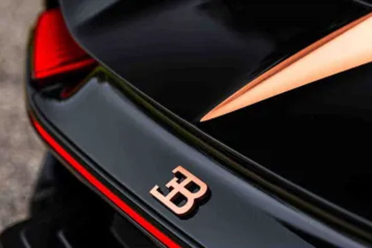 Đồng thời đánh dấu một khoảnh khắc quan trọng trong lịch sử thương hiệu của hãng xe Pháp, nhìn bên ngoài, xe thật sự quyến rũ với 2 màu sơn độc đáo cùng carbon trần và con số 16 thể hiện trên lưới tản nhiệt.