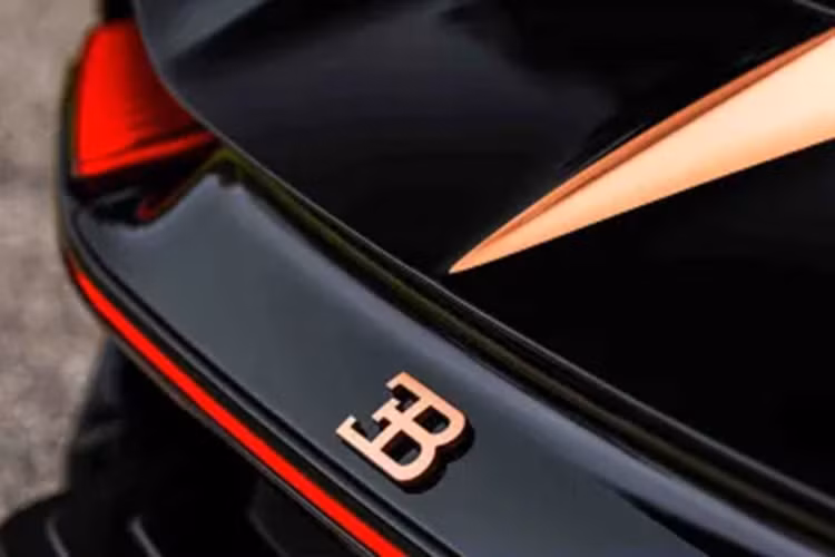 Đồng thời đánh dấu một khoảnh khắc quan trọng trong lịch sử thương hiệu của hãng xe Pháp, nhìn bên ngoài, xe thật sự quyến rũ với 2 màu sơn độc đáo cùng carbon trần và con số 16 thể hiện trên lưới tản nhiệt.