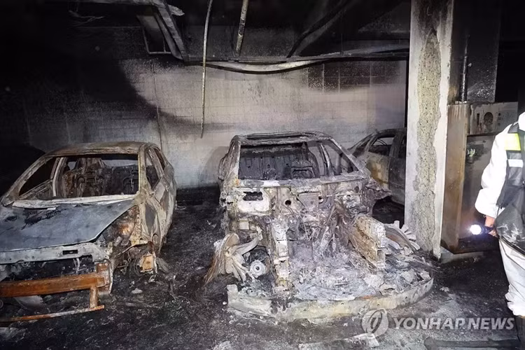 Mercedes-Benz EQE boc chay o ham chung cu, 140 xe bi hu hong nang-Hinh-3