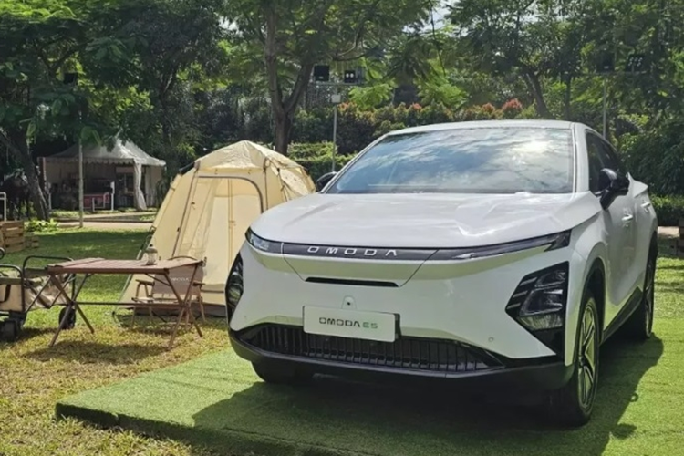 Ngoài ra, mẫu xe điện này còn có vô lăng bọc da vát đáy thể thao, bảng đồng hồ kỹ thuật số nối liền với màn hình cảm ứng trung tâm cùng có kích thước 12,3 inch, hệ thống đèn viền LED 46 màu, điều hòa chỉnh bằng cảm ứng, cửa sổ trời một mảnh,...