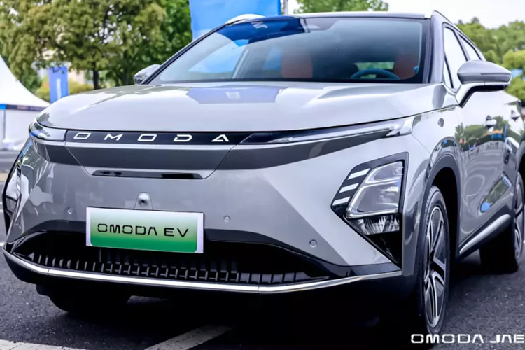 Ghế của Omoda E5 được bọc da phối 2 màu tương phản, bên cạnh những chi tiết ốp gỗ và ốp kim loại. Ghế trước có thiết kế thể thao trong khi hàng ghế sau có cửa gió điều hòa.