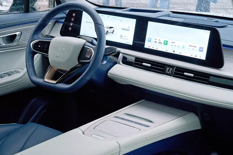 Hiện thông số kỹ thuật và trang bị và giá xe Omoda E5 tại Việt Nam chưa được công bố. Tuy nhiên, sẽ không ngạc nhiên nếu xe sở hữu trang bị giống với Omoda E5 tại Indonesia. Nguyên nhân là bởi Omoda E5 bán tại Việt Nam sẽ được nhập khẩu nguyên chiếc từ Indonesia.