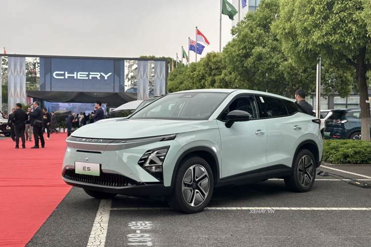 Các trang bị an toàn của Omoda E5 cũng khá đầy đủ với 7 túi khí, cảnh báo điểm mù, cảnh báo phương tiện cắt ngang khi lùi, cảnh báo lệch làn đường, giữ làn khẩn cấp, hệ thống kiểm soát hành trình ở tốc độ thấp, cảnh báo tiền va chạm hay phanh khẩn cấp tự động.