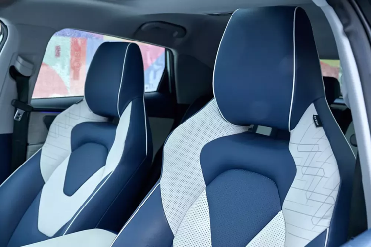 Omoda E5 sở hữu kích thước dài x rộng x cao lần lượt 4.400 x 1.830 x 1.590 mm và chiều dài cơ sở 2.630 mm. Với kích thước này, xe sẽ là đối thủ của VinFast VF e34 tại Việt Nam. Không chỉ kích thước mà thiết kế tổng thể của Chery Omoda E5 cũng không thay đổi nhiều so với người anh em C5.