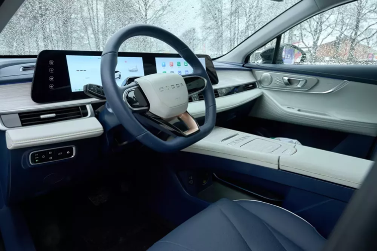 So với Omoda C5, mẫu xe điện này chỉ có một số thay đổi ở ngoại thất như lưới tản nhiệt đóng kín, hốc gió trung tâm rộng hơn, vành la-zăng với thiết kế khí động lực học và sự biến mất của ống xả phía sau. Tương tự ngoại thất, nội thất của Omoda E5 cũng không quá khác biệt so với C5.