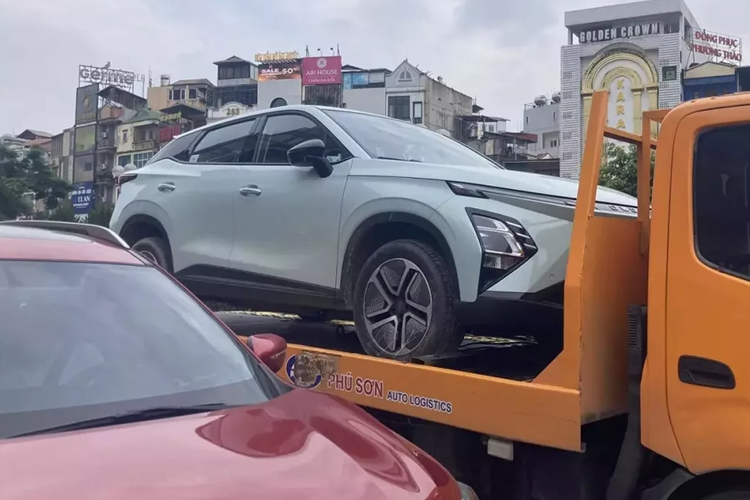 Mới đây, một chiếc xe điện Omoda E5 2024 đã bất ngờ xuất hiện tại Việt Nam khi đang được vận chuyển trên đường phố Hà Nội. Điều này chứng tỏ ngày ra mắt thị trường Việt Nam của Omoda E5 không còn xa. Đây chính là phiên bản thuần điện của mẫu SUV cỡ nhỏ Omoda C5 cũng sắp bán ở Việt Nam.