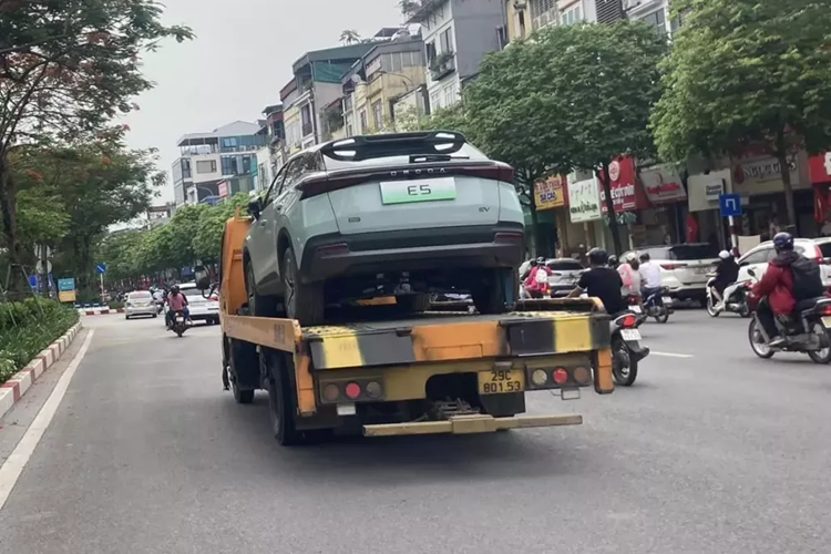 Sự khác biệt của mẫu xe này so với Omoda C5 bao gồm cần số điện tử nằm trên cụm vô lăng và sự biến mất của núm xoay chỉnh màn hình giải trí ở cụm điều khiển trung tâm. Tại khu vực này, xe được trang bị một dãy nút bấm, mang đến cảm giác gọn gàng cho nội thất.