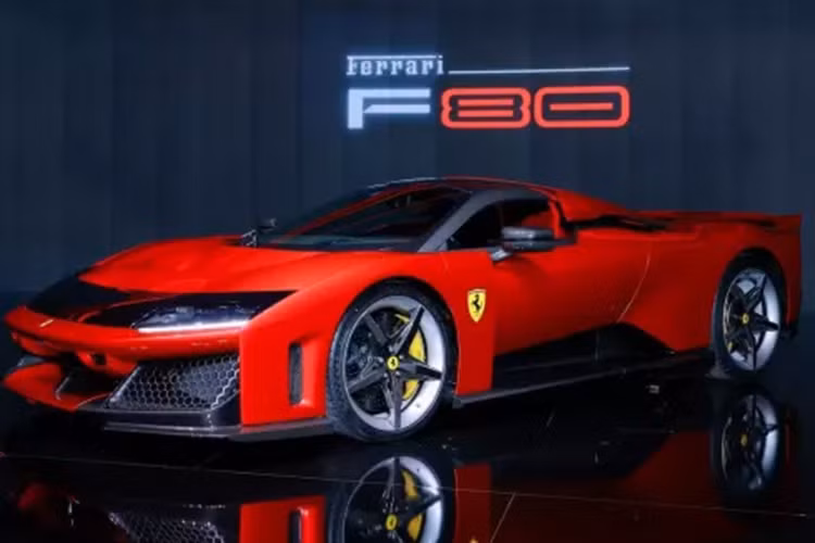 Chưa hết, xe còn sử dụng thiết lập ba động cơ điện giống như SF90. Hai động cơ ở mũi xe cung cấp tới 282 mã lực cho bánh trước và cho phép chức năng điều hướng mô-men xoắn, và Ferrari cho biết trọng lượng 61,5 kg nhẹ hơn 14 kg so với SF 90.