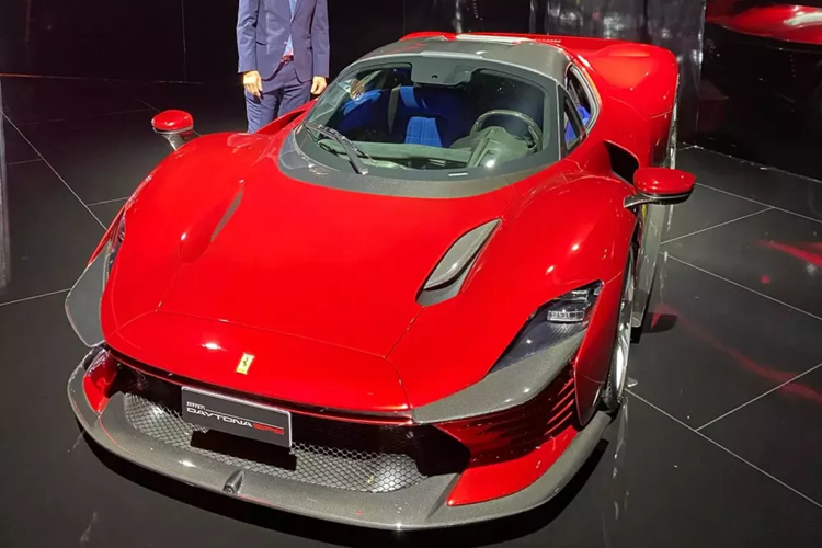 Như vậy Thái Lan là đất nước đầu tiên ở châu Á được giới thiệu siêu phẩm Ferrari F80 triệu đô, nhiều khả năng đất nước này sẽ có 1 suất mua siêu phẩm này, trong tổng số 799 xe được sản xuất trên toàn thế giới.