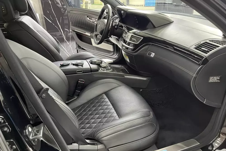 Bên dưới màn hình COMAND trung tâm là các cửa gió hiệu ứng màu bạc và một đồng hồ analog hình vuông bên trong các cửa gió. Bên dưới các cửa gió là các công tắc tab kim loại có trường màu đen phía sau để điều khiển hệ thống HVAC (tất cả các chức năng này cũng có thể truy cập thông qua hệ thống COMAND, hệ thống này cũng cung cấp quyền truy cập vào một số chức năng HVAC bổ sung, chẳng hạn như cài đặt nhiệt độ sàn để chân và kiểm soát luồng không khí).