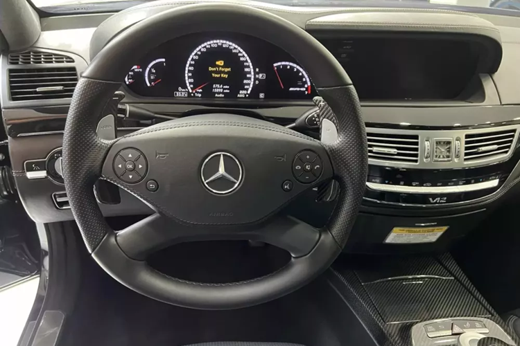 Bên trong, nội thất của S65 AMG cũng khác biệt đáng kể so với mẫu xe trước, thậm chí còn được chi phối nhiều hơn bởi da, gỗ và kim loại. Trong khi đời trước vẫn có khá nhiều mặt trước và công tắc bằng nhựa, thì S65 AMG đã thay thế hầu hết những thứ này bằng các vật liệu sang trọng hơn như gỗ, da và kim loại.