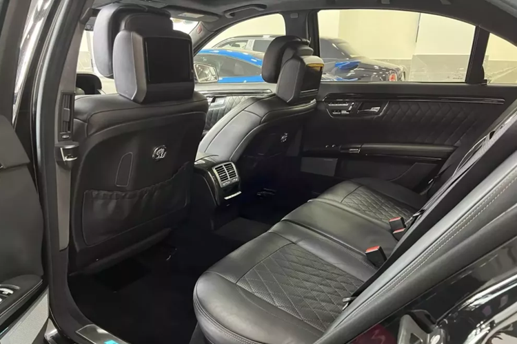 Các nút điều khiển gắn trên tấm ốp cửa cho phép truy cập vào các nút điều khiển ghế chính (bao gồm cả chức năng sưởi ghế, thông gió ghế và bộ nhớ tùy chọn) và gương điện, cửa sổ và đóng mở nắp cốp. Có thể truy cập các nút điều khiển ghế bổ sung thông qua hệ thống COMAND tiêu chuẩn (bao gồm điều khiển ghế lái đa hướng và ghế lái động tùy chọn và chức năng ghế massage).