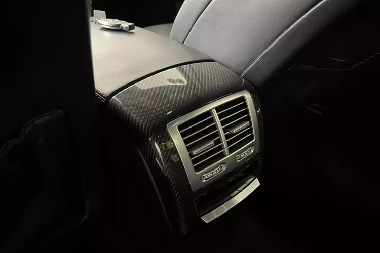 Trên cột vô lăng điều chỉnh điện cũng được gắn cần điều khiển hộp số, cần điều khiển chức năng speedtronic và kiểm soát hành trình, cần kết hợp chính vận hành đèn báo rẽ, đèn pha và cần gạt nước kính chắn gió và cần điều khiển vô lăng có sưởi tùy chọn. Các nút điều khiển cho đèn chiếu sáng nội thất và cửa sổ trời hoặc cửa sổ trời toàn cảnh được gắn trên nóc, gần gương chiếu hậu bên trong. 