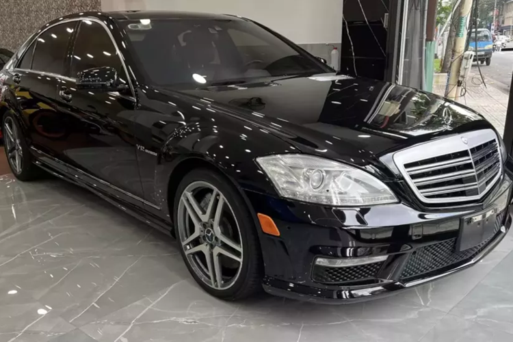 Đáng chú ý, chiếc Mercedes-Benz S65 AMG đời 2010 này mới chỉ lăn bánh khoảng 25.858 km. Chiếc xe này chỉ có duy nhất một chủ từ lúc mua tới nay. Hiện giá xe không được tiết lộ nhưng nhìn chung các chi tiết ngoại thất, nội thất trên xe vẫn còn khá mới, cũng chưa có dấu hiệu sơn dặm, không bị trầy xước hay móp méo.