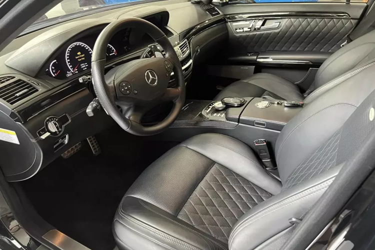 Trên bảng điều khiển trung tâm, một bánh xe điều khiển bằng kim loại cho hệ thống COMAND nằm phía trên một miếng gỗ, được bao quanh bởi các nút kim loại. Không còn cần số trung tâm như ở các mẫu trước, thay vào đó là một cần trên vô lăng điều khiển hộp số (bằng các nút hoặc tùy chọn, lẫy chuyển số trên vô lăng để điều khiển số bằng tay).