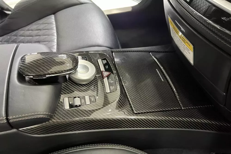 Trong toàn bộ nội thất, nhiều nút bấm bằng kim loại, với các trường màu đen phía trên biểu thị chức năng của các công tắc. Vô lăng có nhiều nút điều khiển khác nhau cho màn hình cụm, điều khiển âm lượng và điện thoại và cho hệ thống điều khiển bằng giọng nói Linguatronic tùy chọn. 