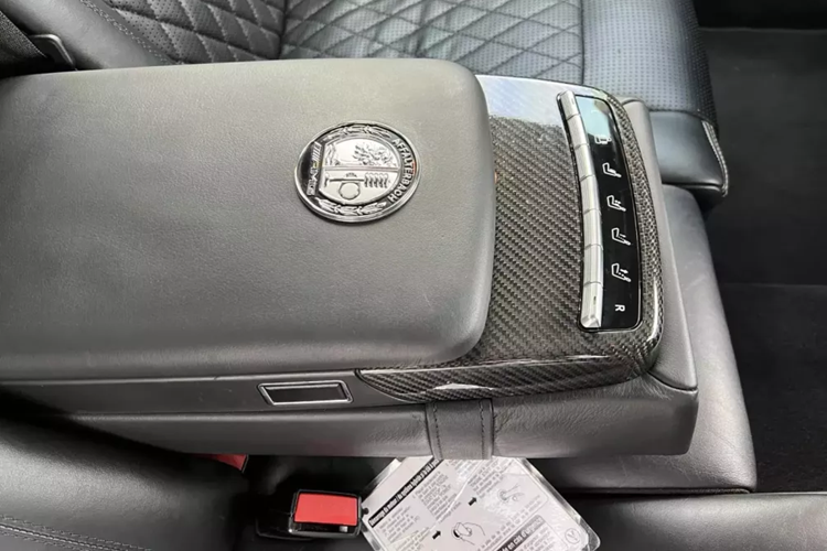 Xe được trang bị hệ dẫn động cầu sau và hộp số tự động 5 cấp AMG SpeedShift, giúp xe tăng tốc từ 0-100 km/h trong 4,4 giây và đạt tốc độ tối đa 250 km/h. Động cơ của xe còn có tuỳ chọn ốp carbon, càng làm tăng giá trị của chiếc xe này.