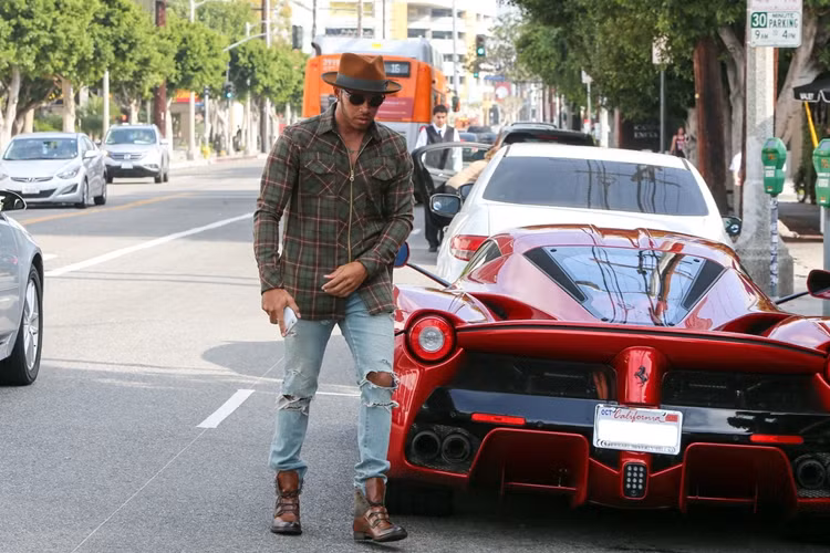 Mặc dù trong thời gian thi đấu cho McLaren và Mercedes-Benz, Lewis Hamilton đã cho thấy mình là một "fan cứng" của thương hiệu này khi sở hữu nhiều mẫu xe giới hạn. Đặc biệt hơn, Ferrari lại là một hãng xe rất khắc khe trong việc lựa chọn chủ sở hữu của những siêu phẩm trị giá hàng triệu USD.