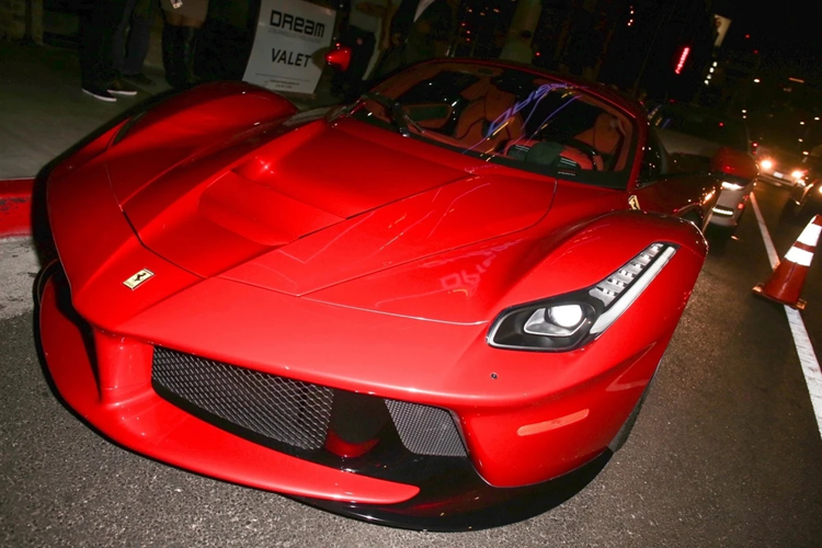Tương tự với chiếc SA Aperta trước đó, nội thất của chiếc LaFerrari được bọc Alcantara với tông màu đỏ Rosso FX. Anh còn cá nhân hóa tên và huy hiệu của mình tại ốp bậc cửa.