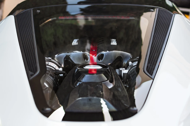 Tương tự LaFerrari, LaFerrari Aperta sở hữu khối động cơ V12 hút khí tự nhiên 6.3L cùng hệ thống động cơ điện KERS, mang đến tổng công suất 963 mã lực.