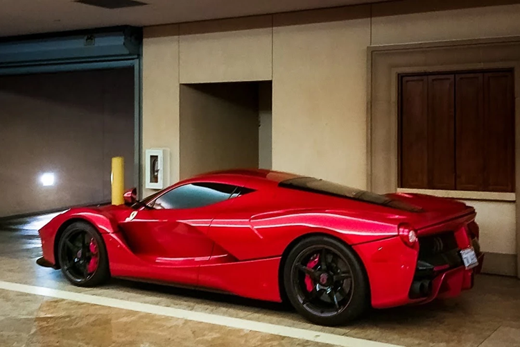 Do đó, mẫu xe đầu bảng của Ferrari có công suất tối đa lên đến 963 mã lực và mô-men xoắn cực đại 900 Nm. Đi kèm là hộp số 7 cấp ly hợp kép và hệ dẫn động cầu sau.