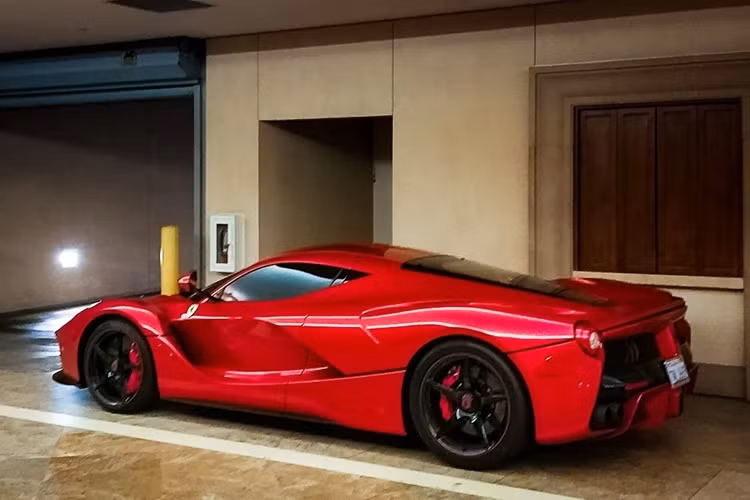 Do đó, mẫu xe đầu bảng của Ferrari có công suất tối đa lên đến 963 mã lực và mô-men xoắn cực đại 900 Nm. Đi kèm là hộp số 7 cấp ly hợp kép và hệ dẫn động cầu sau.