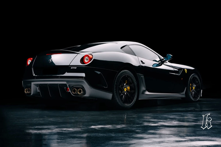 Ngoại thất của chiếc xe mang màu sơn đen Nero Setoso, đi kèm với kẹp phanh màu vàng tương phản. Lewis Hamilton thường được bắt gặp sử dụng chiếc xe này tại Monaco.