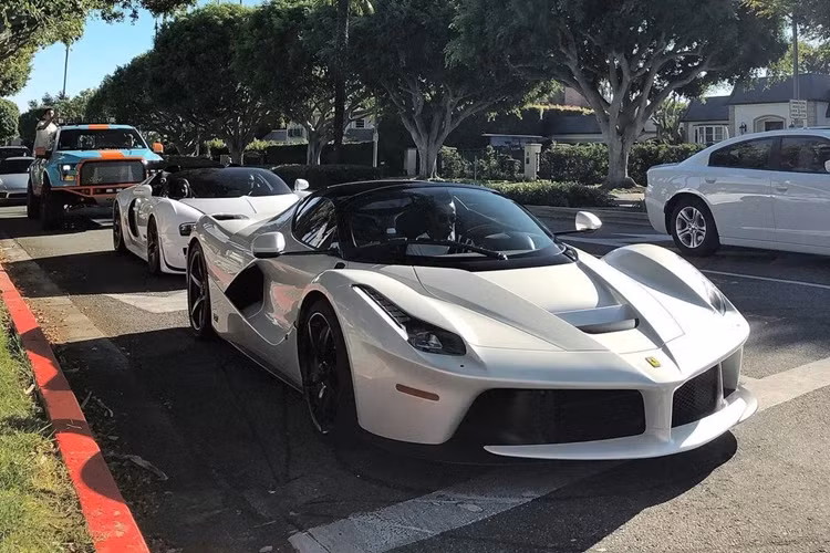 Nội thất của siêu xe này cũng được bọc da cao cấp màu đen Nero, đi kèm các đường chỉ may tương phản màu đỏ Rosso.